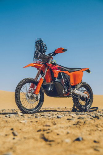 KTM 450 Rally Replica 2027 – Seitenansicht in KTM-Orange in Wuestenkulisse