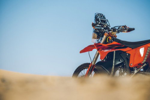 KTM 450 Rally Replica 2027 – Seitenansicht in KTM-Orange in Wuestenkulisse
