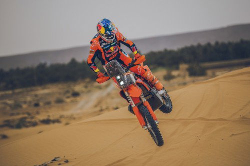KTM 450 Rally Replica 2027 – Luciano Benavides bei Wuestenfahrt in Red Bull KTM Factory Racing Ausruestung