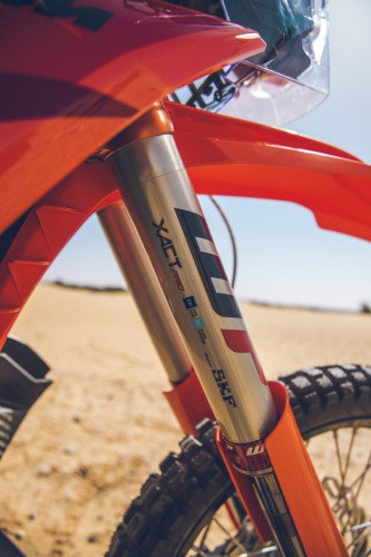 KTM 450 Rally Replica 2027 – Gabelstandrohr mit WP-Logo Nahaufnahme