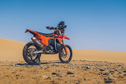 KTM 450 Rally Replica 2027 – Seitenansicht in KTM-Orange in Wuestenkulisse