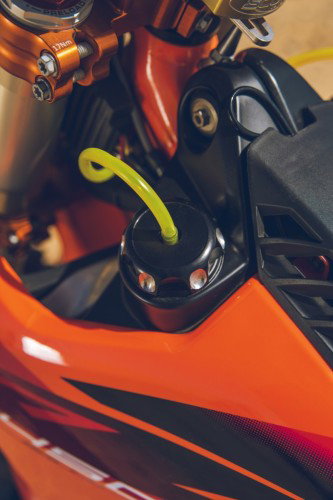 KTM 450 Rally Replica 2027 – Motorgehaeuse und Zuendkerzen-Abdeckung