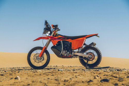 KTM 450 Rally Replica 2027 – Seitenansicht in KTM-Orange in Wuestenkulisse