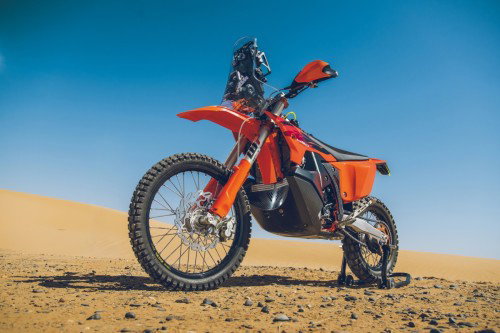 KTM 450 Rally Replica 2027 – Seitenansicht in KTM-Orange in Wuestenkulisse