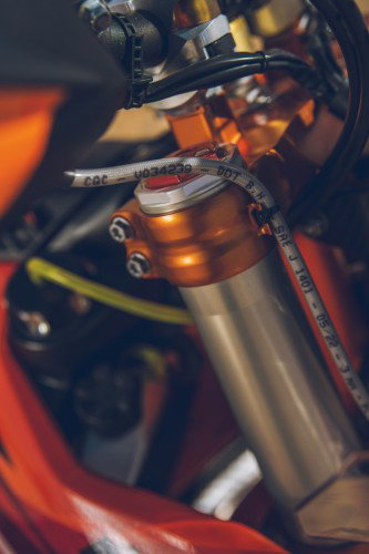 KTM 450 Rally Replica 2027 – LED-Scheinwerfer frontal Nahaufnahme