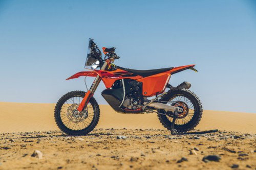 KTM 450 Rally Replica 2027 – Seitenansicht in KTM-Orange in Wuestenkulisse