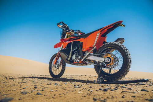 KTM 450 Rally Replica 2027 – Seitenansicht in KTM-Orange in Wuestenkulisse