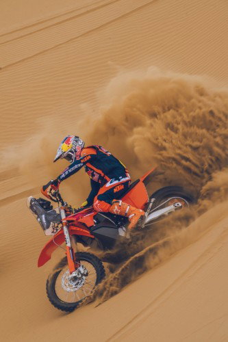 KTM 450 Rally Replica 2027 – Luciano Benavides bei Wuestenfahrt in Red Bull KTM Factory Racing Ausruestung