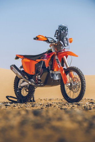 KTM 450 Rally Replica 2027 – Seitenansicht in KTM-Orange in Wuestenkulisse