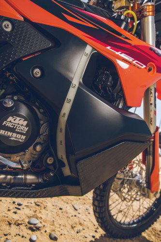 KTM 450 Rally Replica 2027 – Riffelblech-Knieschutz am Rahmen