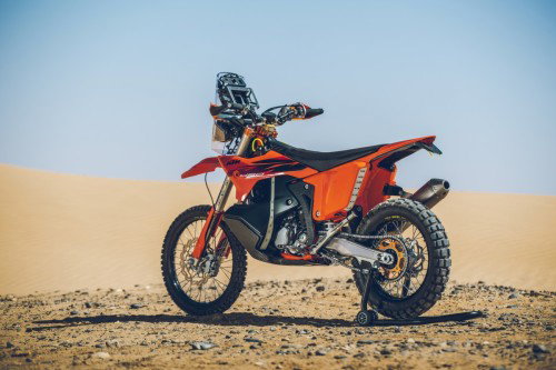 KTM 450 Rally Replica 2027 – Seitenansicht in KTM-Orange in Wuestenkulisse