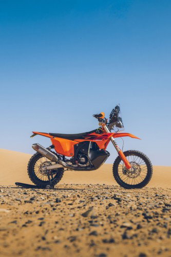 KTM 450 Rally Replica 2027 – Seitenansicht in KTM-Orange in Wuestenkulisse