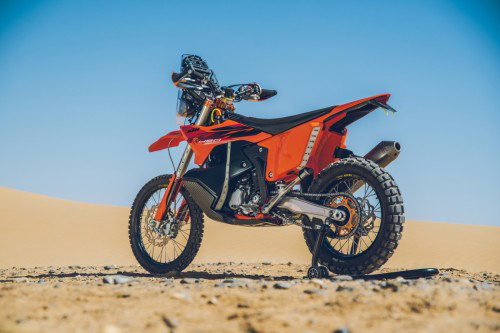 KTM 450 Rally Replica 2027 – Seitenansicht in KTM-Orange in Wuestenkulisse