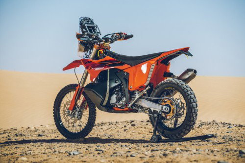 KTM 450 Rally Replica 2027 – Seitenansicht in KTM-Orange in Wuestenkulisse