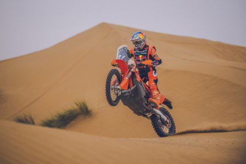 KTM 450 Rally Replica 2027 – Luciano Benavides bei Wuestenfahrt in Red Bull KTM Factory Racing Ausruestung