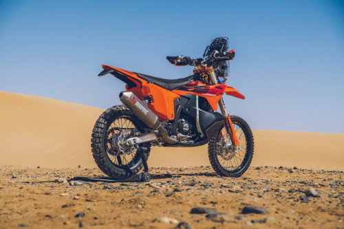 KTM 450 Rally Replica 2027 – Seitenansicht in KTM-Orange in Wuestenkulisse