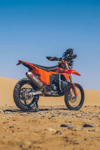 KTM 450 Rally Replica 2027 – Seitenansicht in KTM-Orange in Wuestenkulisse