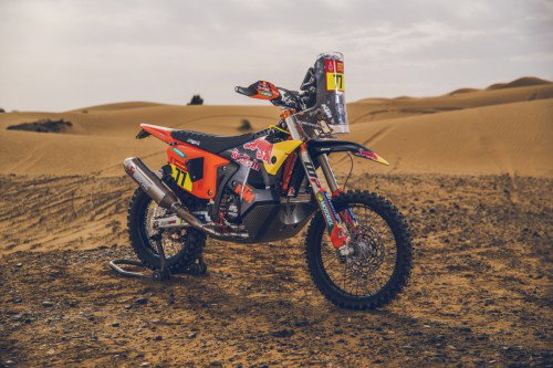 KTM 450 Rally Luciano Benavides Factory Edition 2027 – Seitenansicht in Red Bull Racing Lackierung in Wuestenkulisse