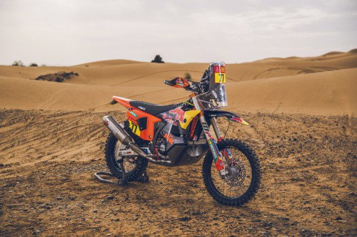 KTM 450 Rally Luciano Benavides Factory Edition 2027 – Seitenansicht in Red Bull Racing Lackierung in Wuestenkulisse