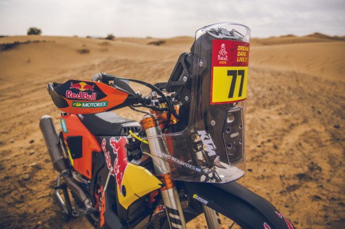 KTM 450 Rally Luciano Benavides Factory Edition 2027 – Seitenansicht in Red Bull Racing Lackierung in Wuestenkulisse