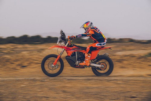 KTM 450 Rally Replica 2027 – Luciano Benavides bei Wuestenfahrt in Red Bull KTM Factory Racing Ausruestung