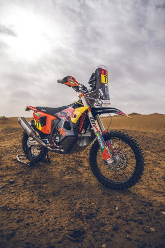 KTM 450 Rally Luciano Benavides Factory Edition 2027 – Seitenansicht in Red Bull Racing Lackierung in Wuestenkulisse