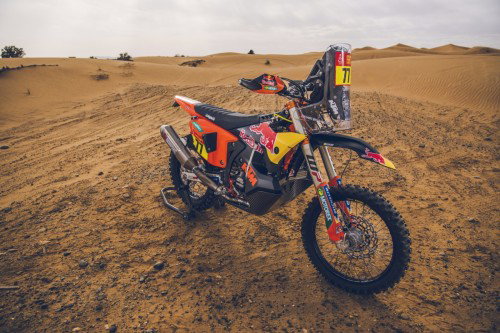 KTM 450 Rally Luciano Benavides Factory Edition 2027 – Seitenansicht in Red Bull Racing Lackierung in Wuestenkulisse