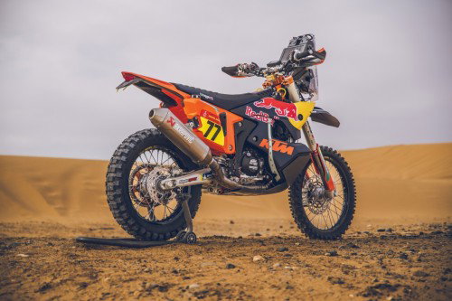 KTM 450 Rally Luciano Benavides Factory Edition 2027 – Seitenansicht in Red Bull Racing Lackierung in Wuestenkulisse