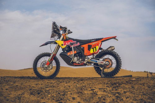KTM 450 Rally Luciano Benavides Factory Edition 2027 – Seitenansicht in Red Bull Racing Lackierung in Wuestenkulisse