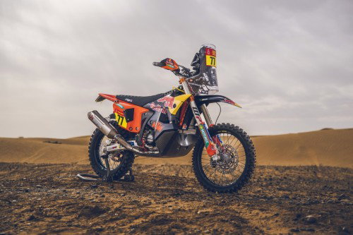 KTM 450 Rally Luciano Benavides Factory Edition 2027 – Seitenansicht in Red Bull Racing Lackierung in Wuestenkulisse
