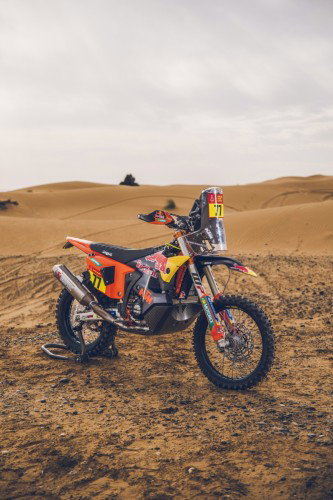KTM 450 Rally Luciano Benavides Factory Edition 2027 – Seitenansicht in Red Bull Racing Lackierung in Wuestenkulisse