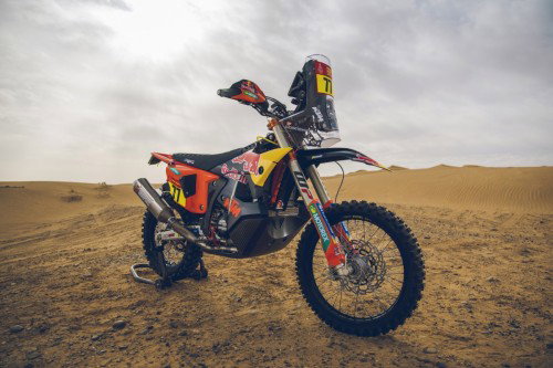 KTM 450 Rally Luciano Benavides Factory Edition 2027 – Seitenansicht in Red Bull Racing Lackierung in Wuestenkulisse