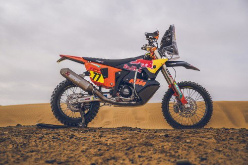 KTM 450 Rally Luciano Benavides Factory Edition 2027 – Seitenansicht in Red Bull Racing Lackierung in Wuestenkulisse