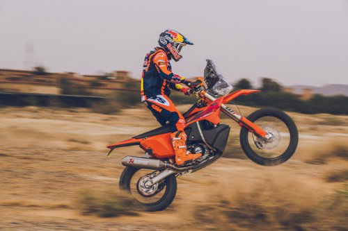 KTM 450 Rally Replica 2027 – Luciano Benavides bei Wuestenfahrt in Red Bull KTM Factory Racing Ausruestung