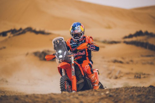 KTM 450 Rally Replica 2027 – Luciano Benavides bei Wuestenfahrt in Red Bull KTM Factory Racing Ausruestung