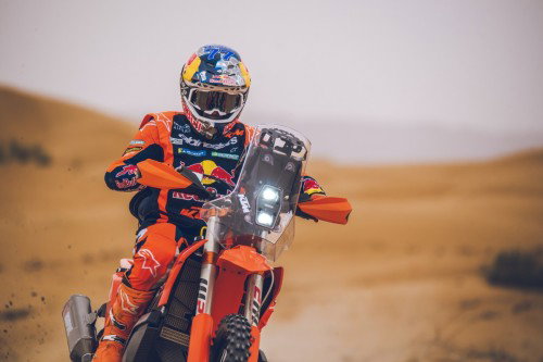 KTM 450 Rally Replica 2027 – Luciano Benavides bei Wuestenfahrt in Red Bull KTM Factory Racing Ausruestung