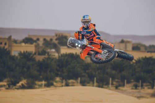 KTM 450 Rally Replica 2027 – Luciano Benavides bei Wuestenfahrt in Red Bull KTM Factory Racing Ausruestung