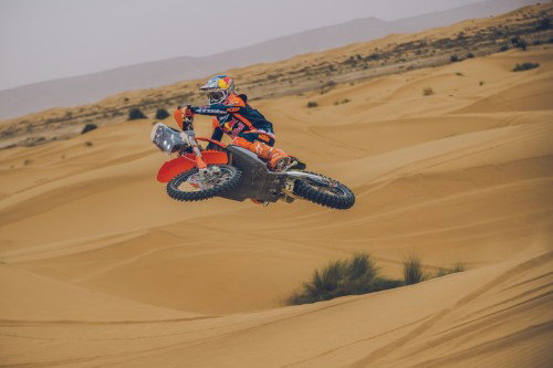 KTM 450 Rally Replica 2027 – Luciano Benavides bei Wuestenfahrt in Red Bull KTM Factory Racing Ausruestung