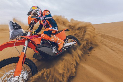 KTM 450 Rally Replica 2027 – Luciano Benavides bei Wuestenfahrt in Red Bull KTM Factory Racing Ausruestung