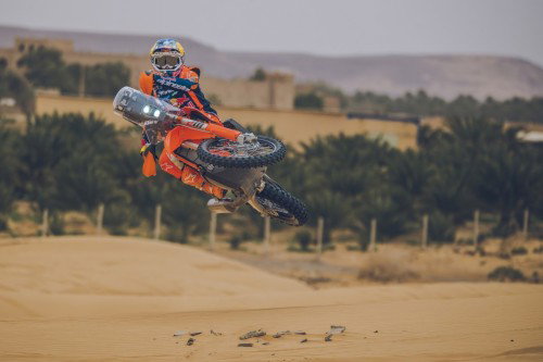 KTM 450 Rally Replica 2027 – Luciano Benavides bei Wuestenfahrt in Red Bull KTM Factory Racing Ausruestung