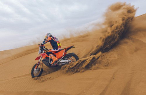 KTM 450 Rally Replica 2027 – Luciano Benavides bei Wuestenfahrt in Red Bull KTM Factory Racing Ausruestung