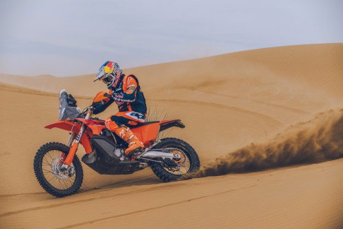 KTM 450 Rally Replica 2027 – Luciano Benavides bei Wuestenfahrt in Red Bull KTM Factory Racing Ausruestung