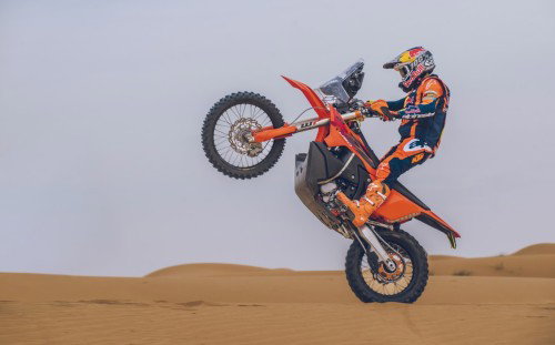 KTM 450 Rally Replica 2027 – Luciano Benavides bei Wuestenfahrt in Red Bull KTM Factory Racing Ausruestung