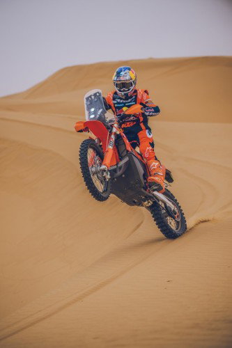 KTM 450 Rally Replica 2027 – Luciano Benavides bei Wuestenfahrt in Red Bull KTM Factory Racing Ausruestung