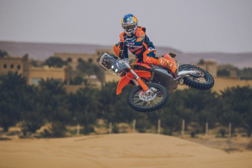 KTM 450 Rally Replica 2027 – Luciano Benavides bei Wuestenfahrt in Red Bull KTM Factory Racing Ausruestung