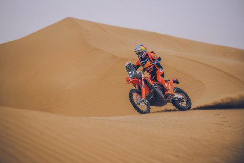 KTM 450 Rally Replica 2027 – Luciano Benavides bei Wuestenfahrt in Red Bull KTM Factory Racing Ausruestung