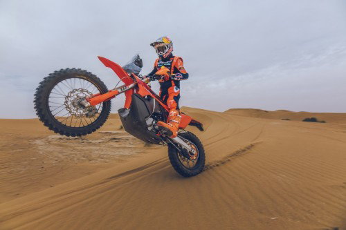 KTM 450 Rally Replica 2027 – Luciano Benavides bei Wuestenfahrt in Red Bull KTM Factory Racing Ausruestung