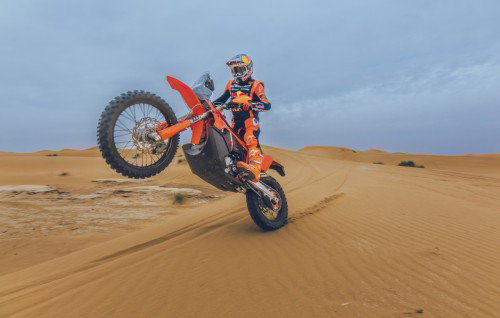 KTM 450 Rally Replica 2027 – Luciano Benavides bei Wuestenfahrt in Red Bull KTM Factory Racing Ausruestung