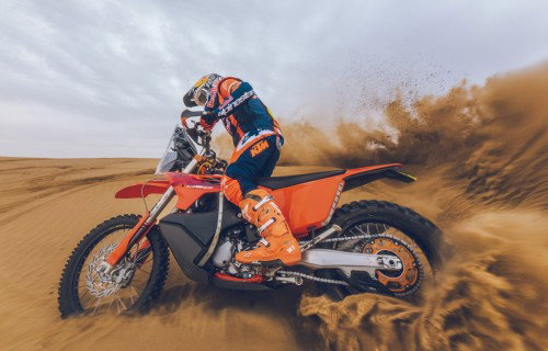 KTM 450 Rally Replica 2027 – Daniel Sanders bei Wuestenfahrt in Red Bull KTM Factory Racing Ausruestung