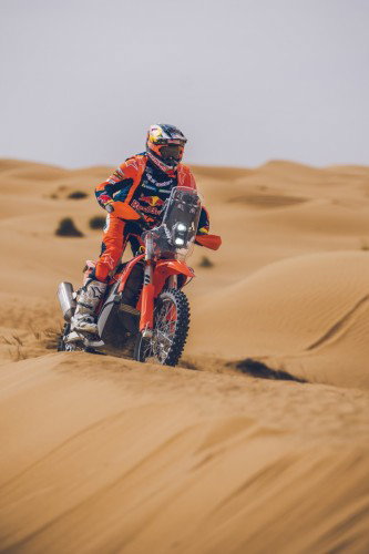 KTM 450 Rally Replica 2027 – Daniel Sanders bei Wuestenfahrt in Red Bull KTM Factory Racing Ausruestung